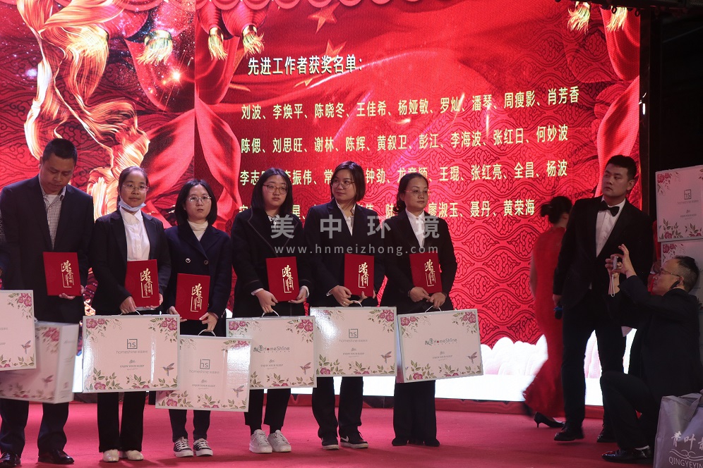 王佳希、杨亚敏、罗灿、潘琴先进工作者.JPG